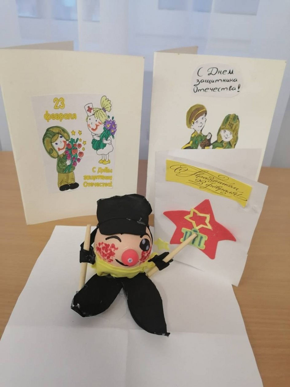 Колобок на лыжах поздравляет с днем защитника отечества