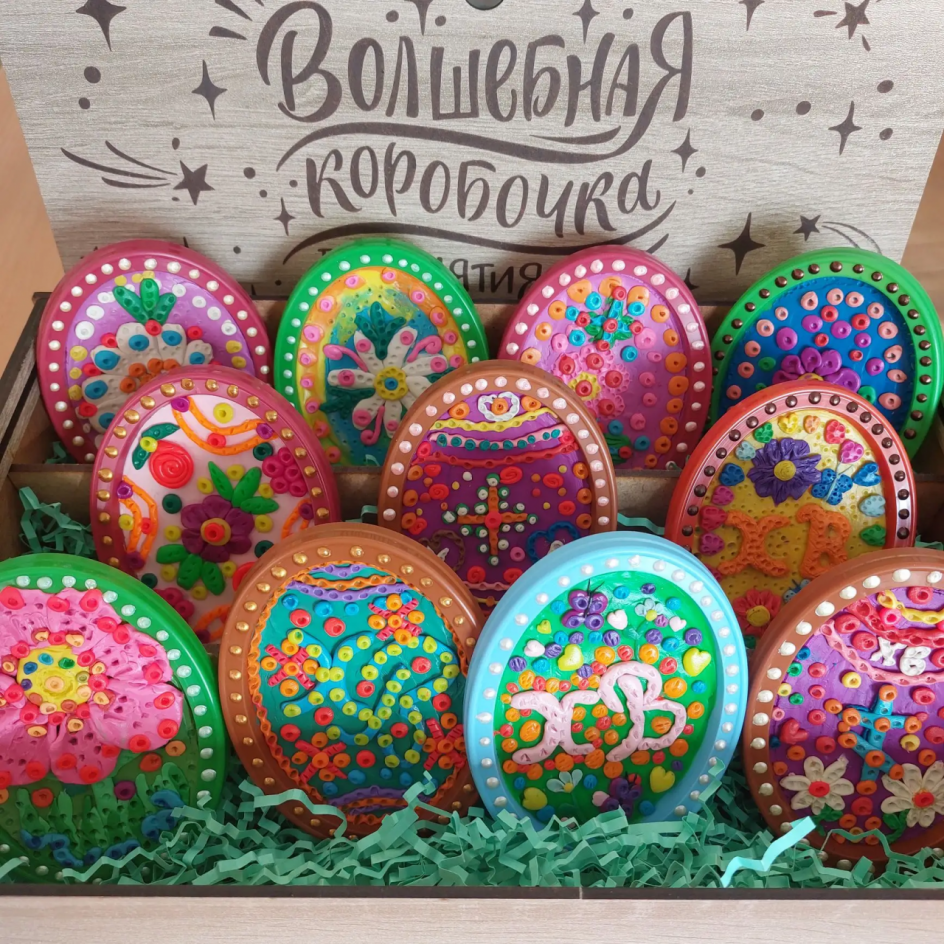 Декоративная композиция "Пасхальное яйцо - символ, объединивший миры". Техника исполнения: пластилинография.