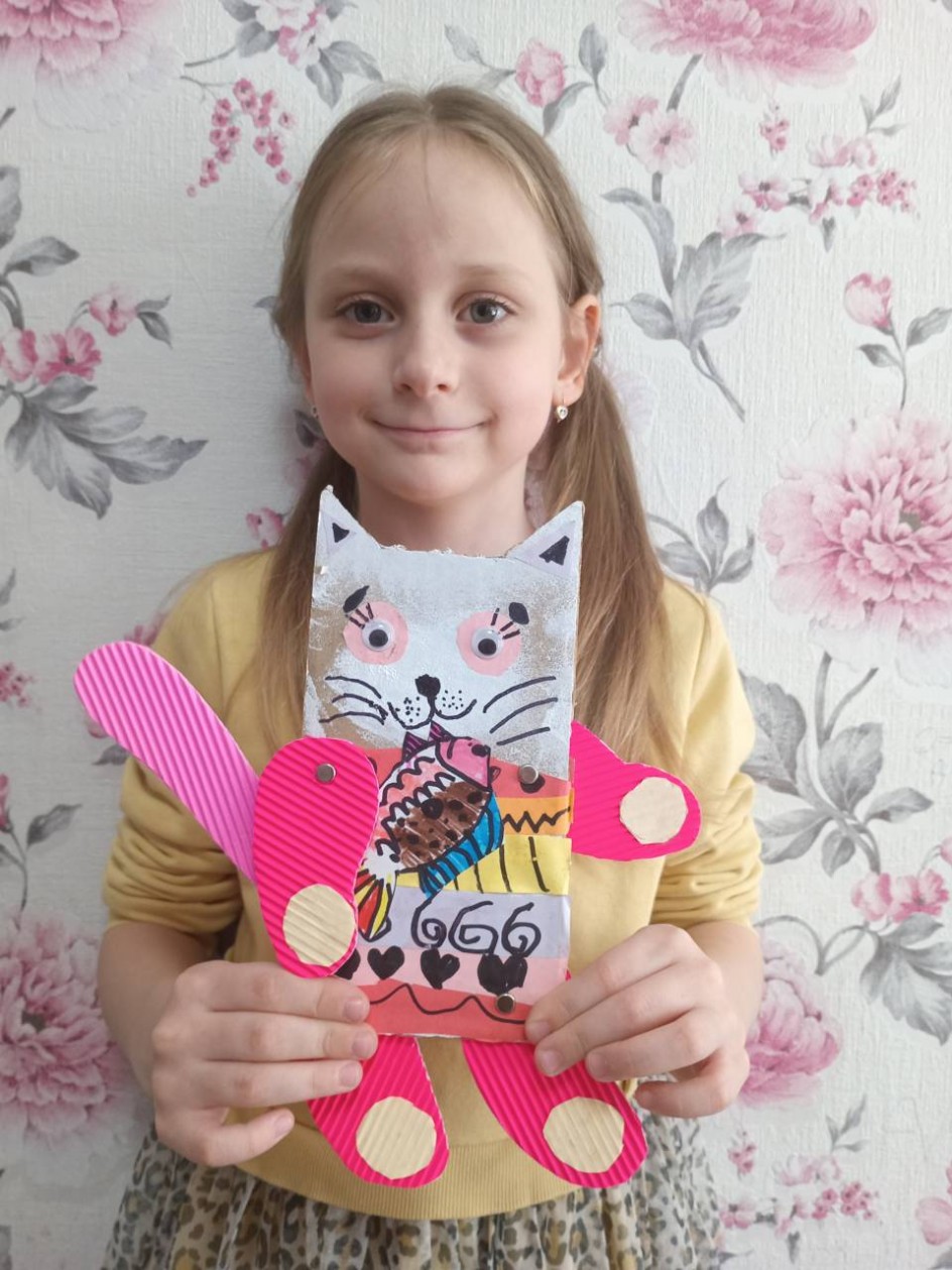 Котик рыбку поймал