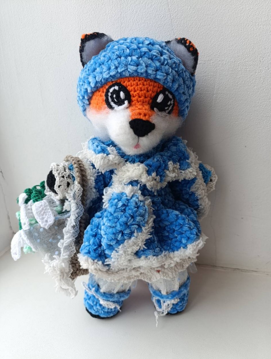 Лисичка с корзиной подснежников