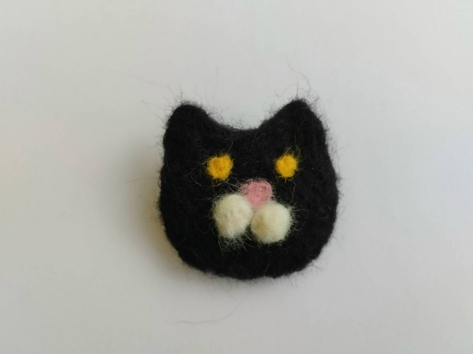 Брошка "«Любопытная чёрная мордашка»