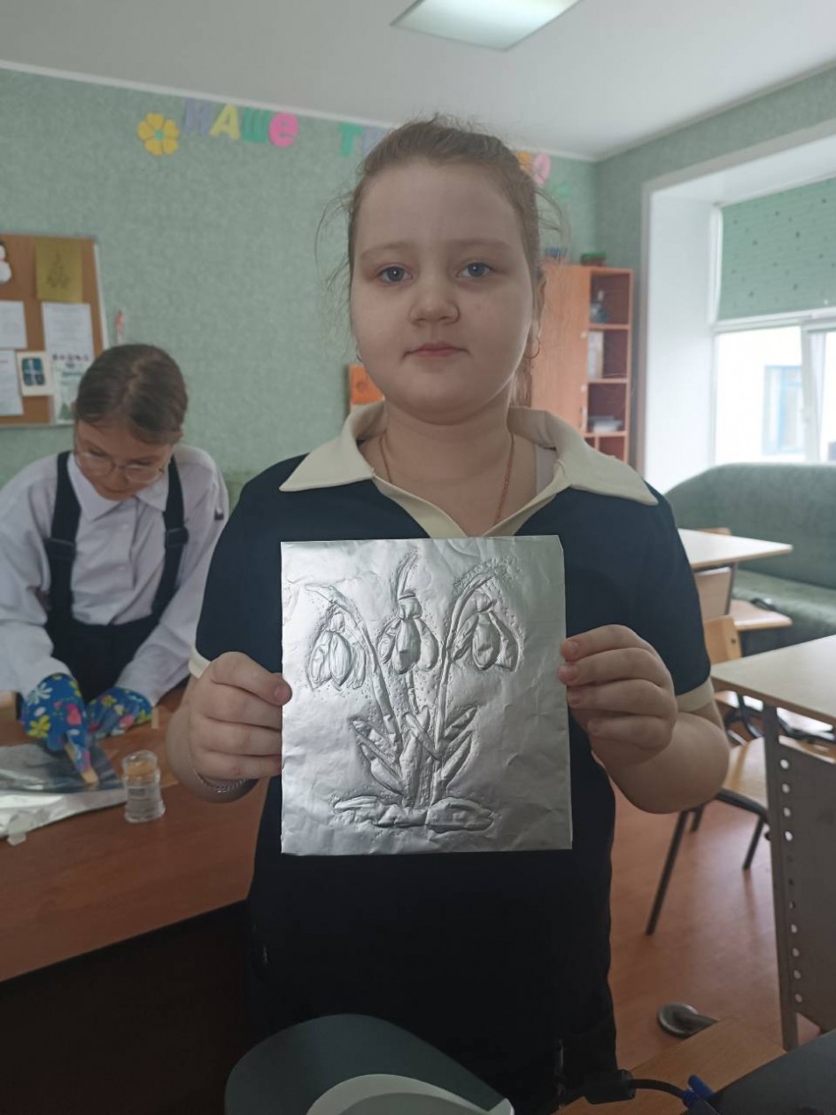 "Подснежники" в технике эмбоссинг на металле