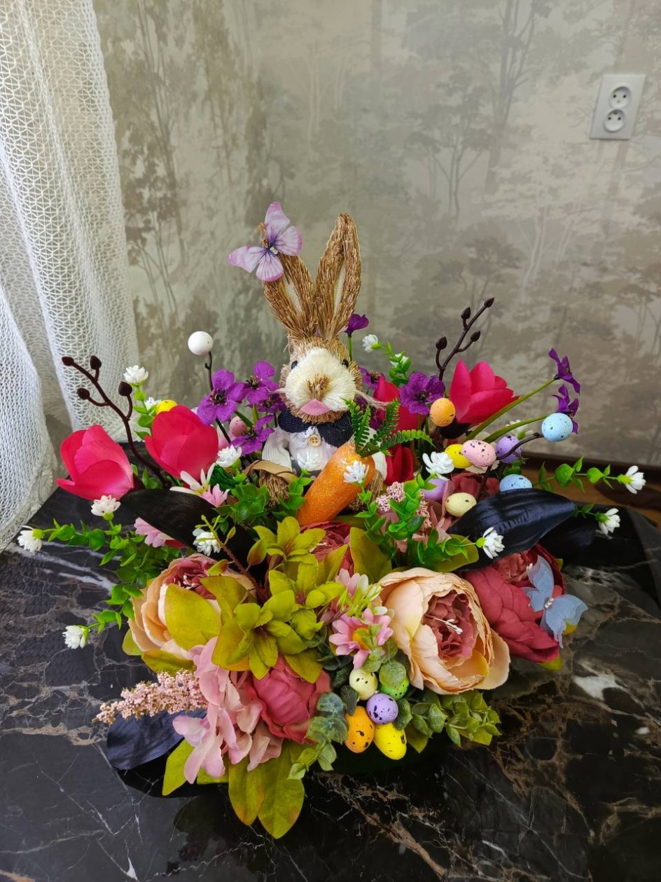 Зайчик на цветочной поляне