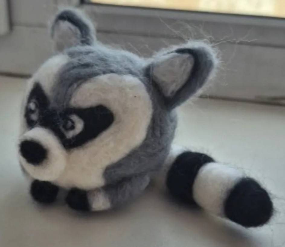 Валяный енот-сказка на ладони