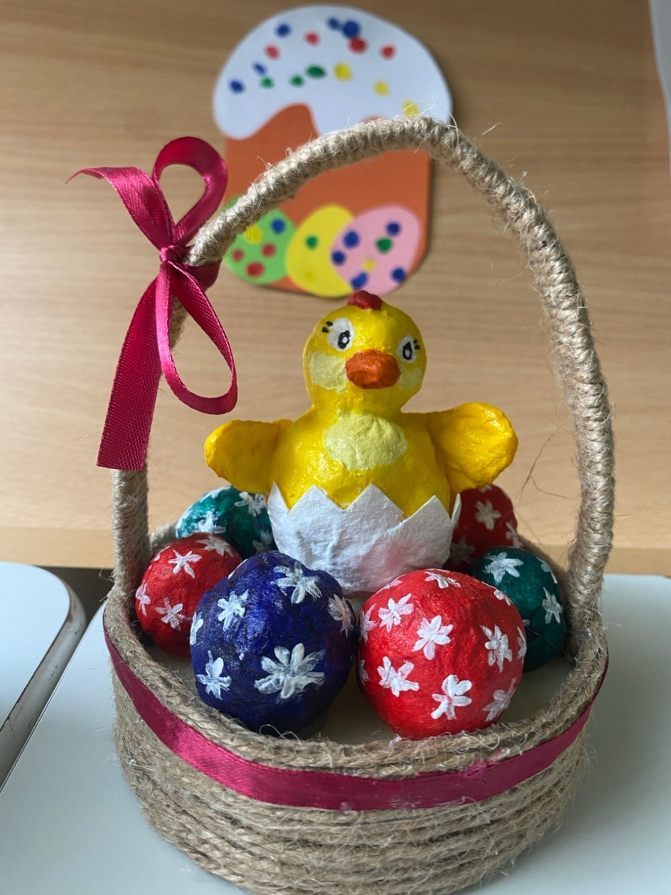 Цыплёнок с яйцами