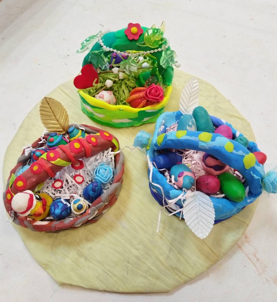 Корзинки с пасхальными яйцами