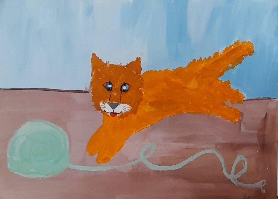 Котенок возится с клубком