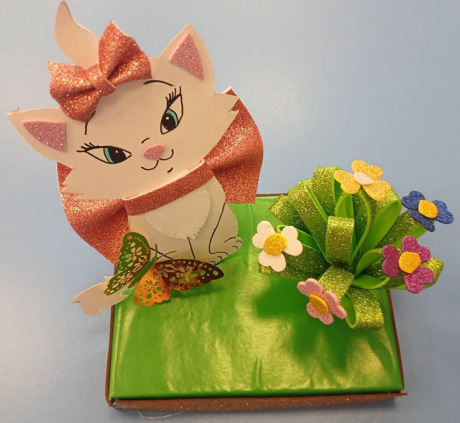 КОШЕЧКА  НА ПОЛЯНКЕ