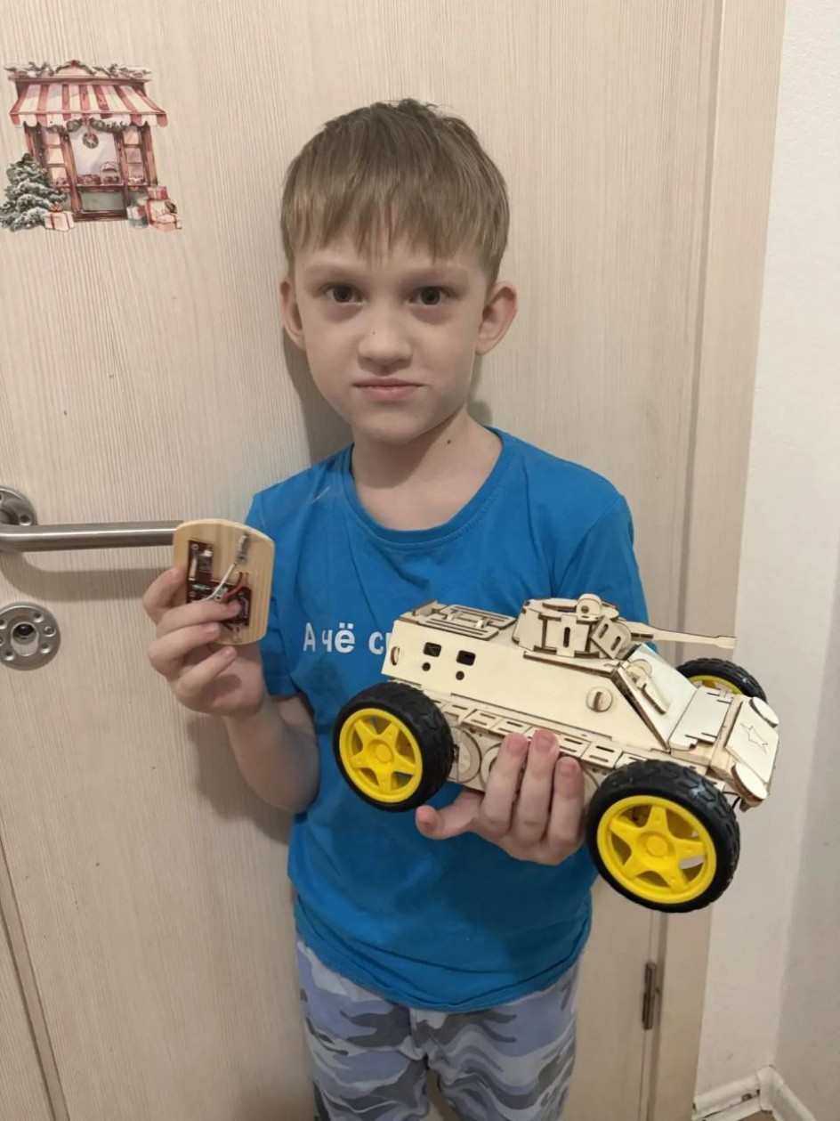 Радиоуправляемый боевой бронированный автомобиль