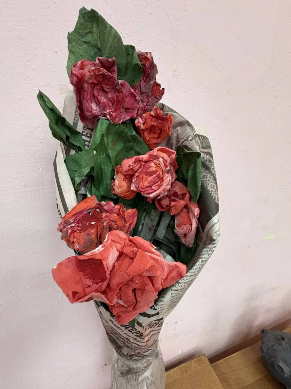 Букет из алых роз