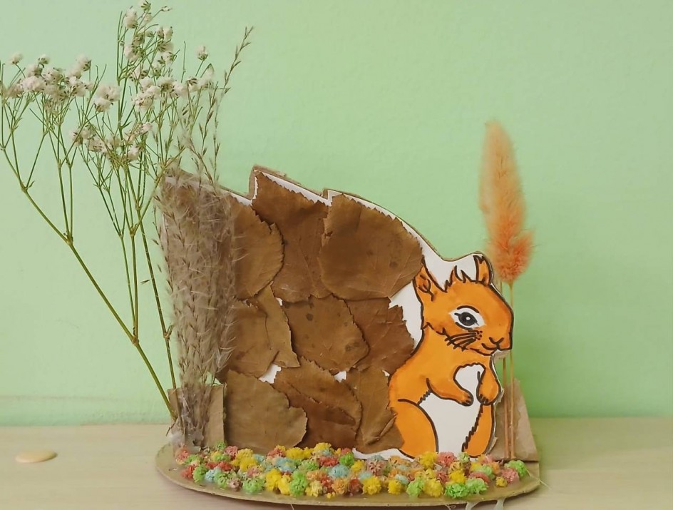Белочка в лесу