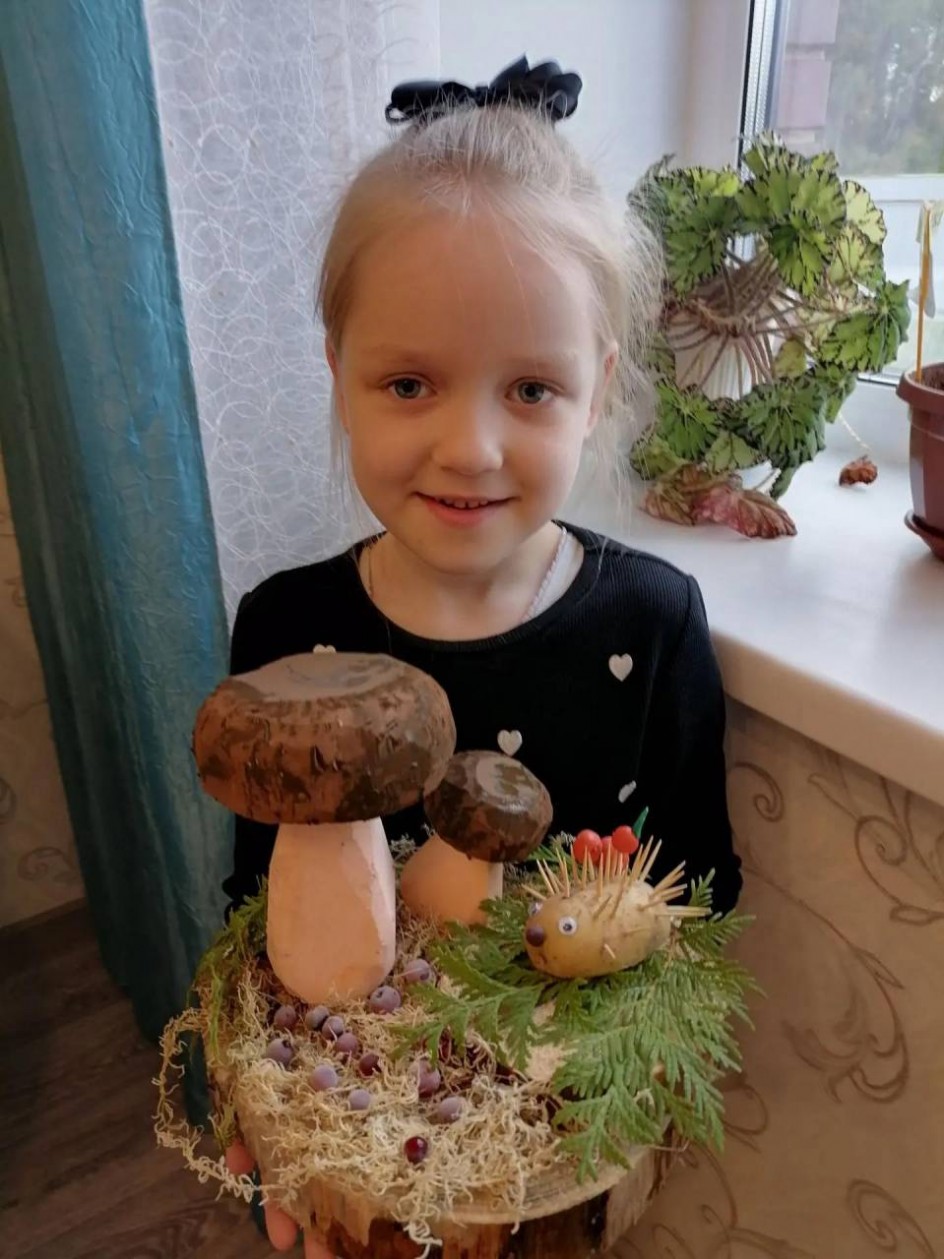На лесной полянке ёжик да грибочки