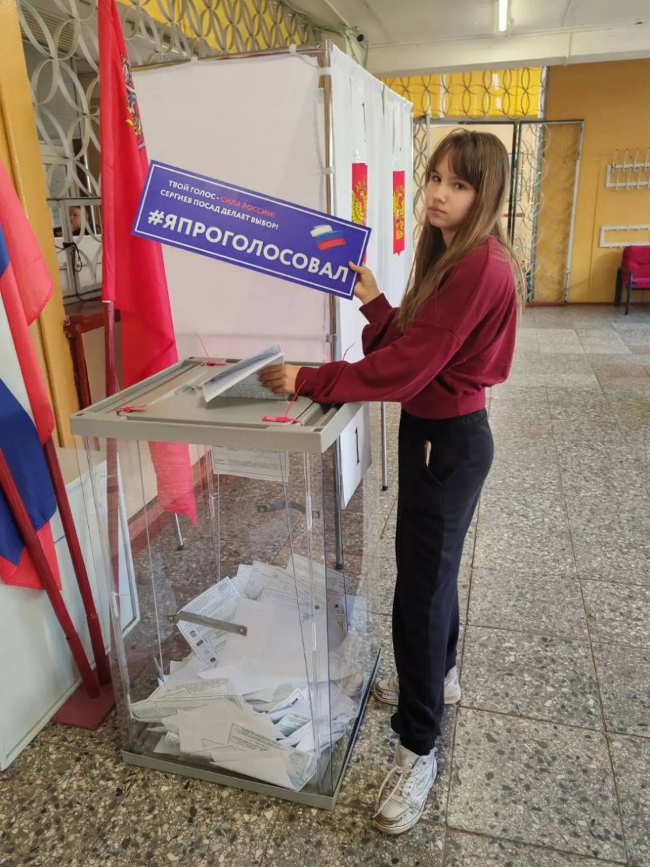 " Ещё мала, но сердцем за " Единую Россию"