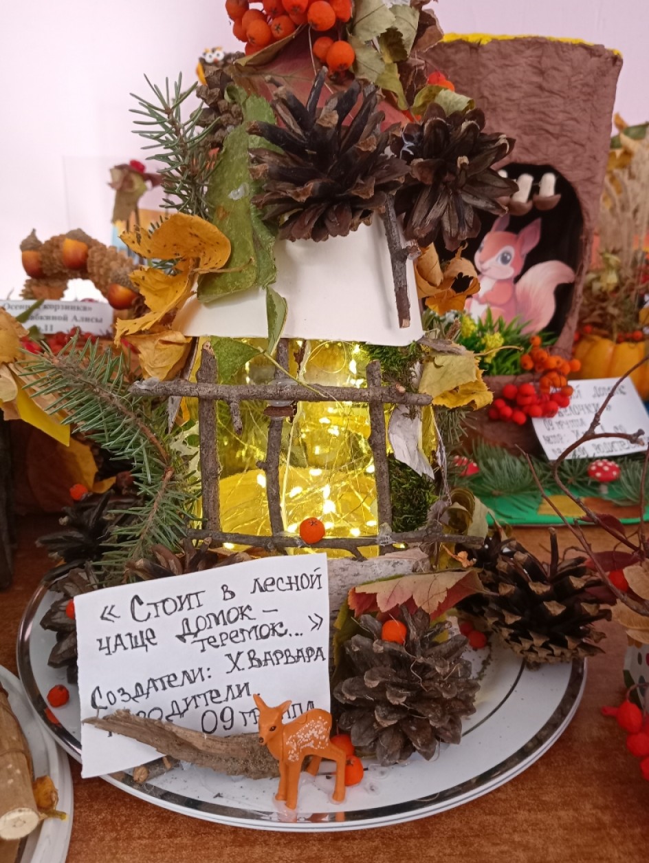 Стоит в лесной чаще домок-теремок