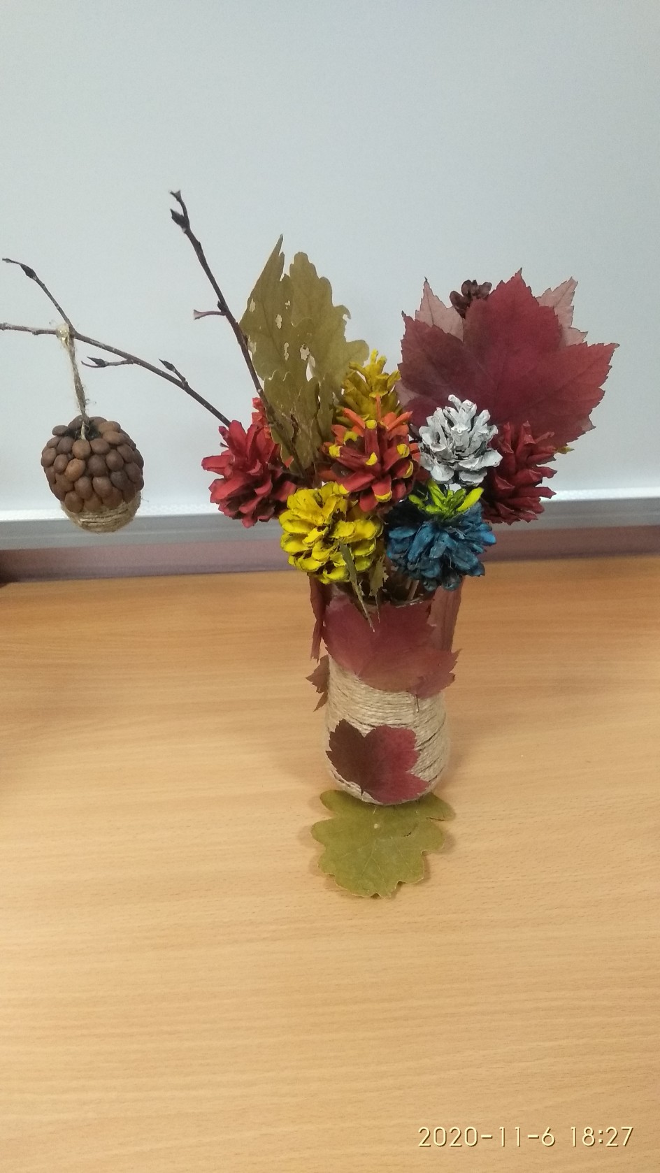 "Осенний букет из шишек"