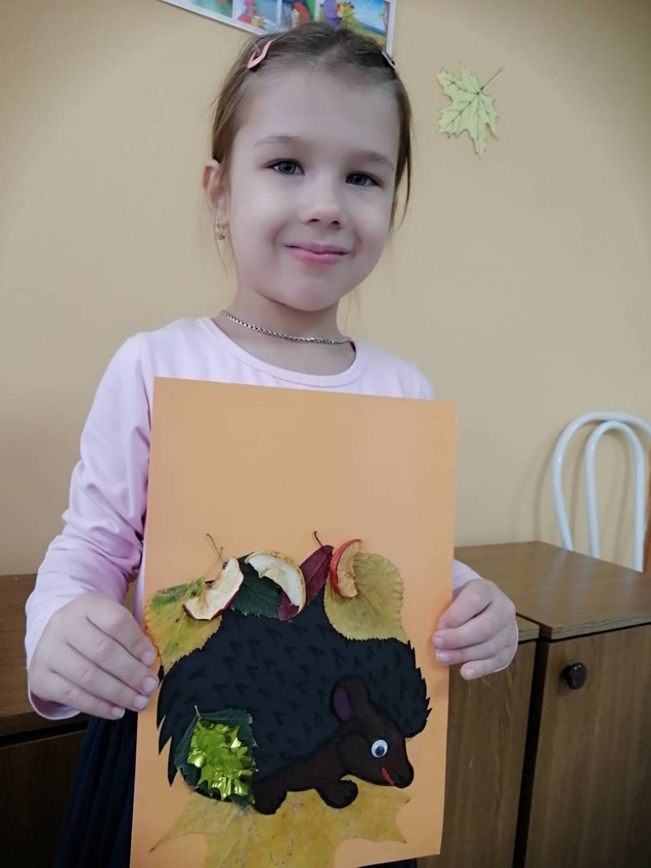 Ежик с осенними плодами