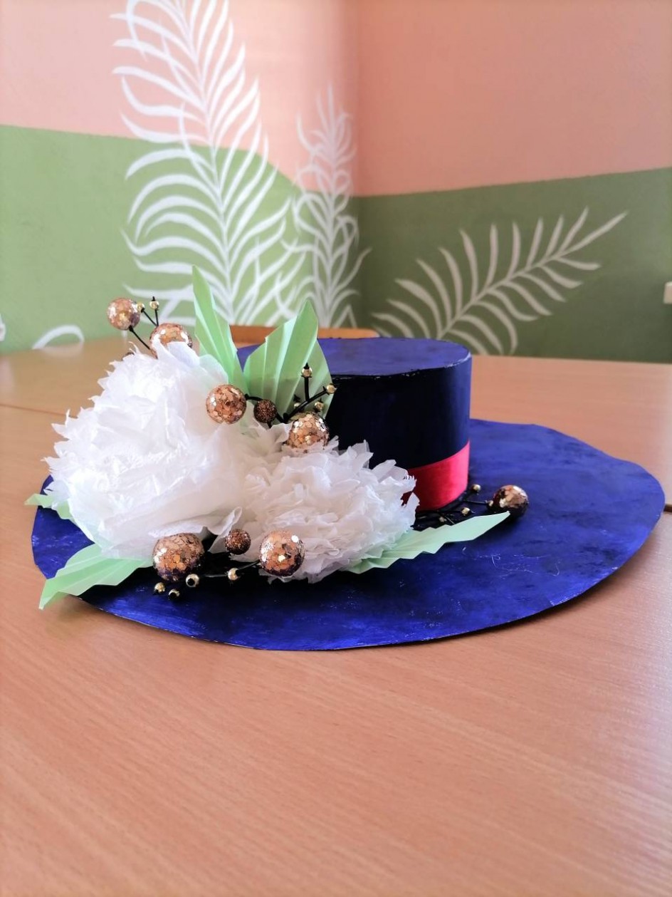 Шляпка с белыми пионами