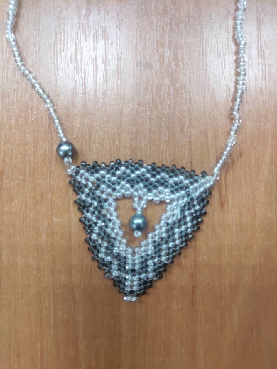 Подвеска " Треугольник в серых тонах"