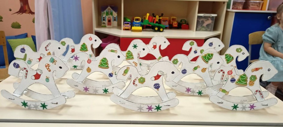 Новогодняя игрушка "Лошадка-качалка"