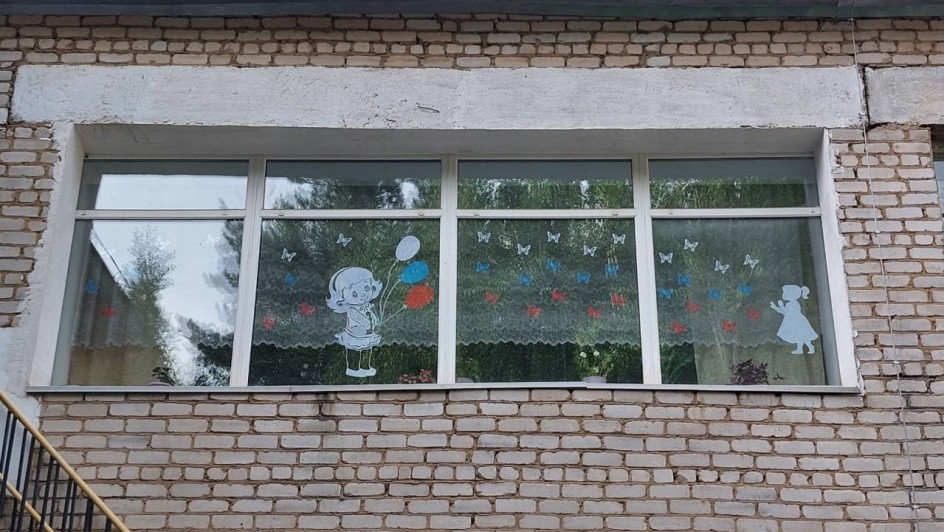 "Трех цветов российский флаг"