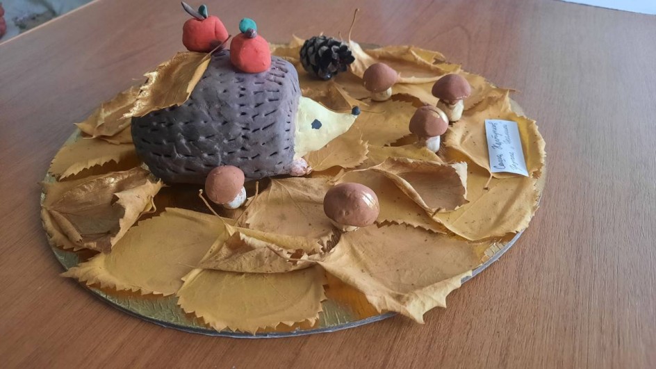 Ёжик в листьях