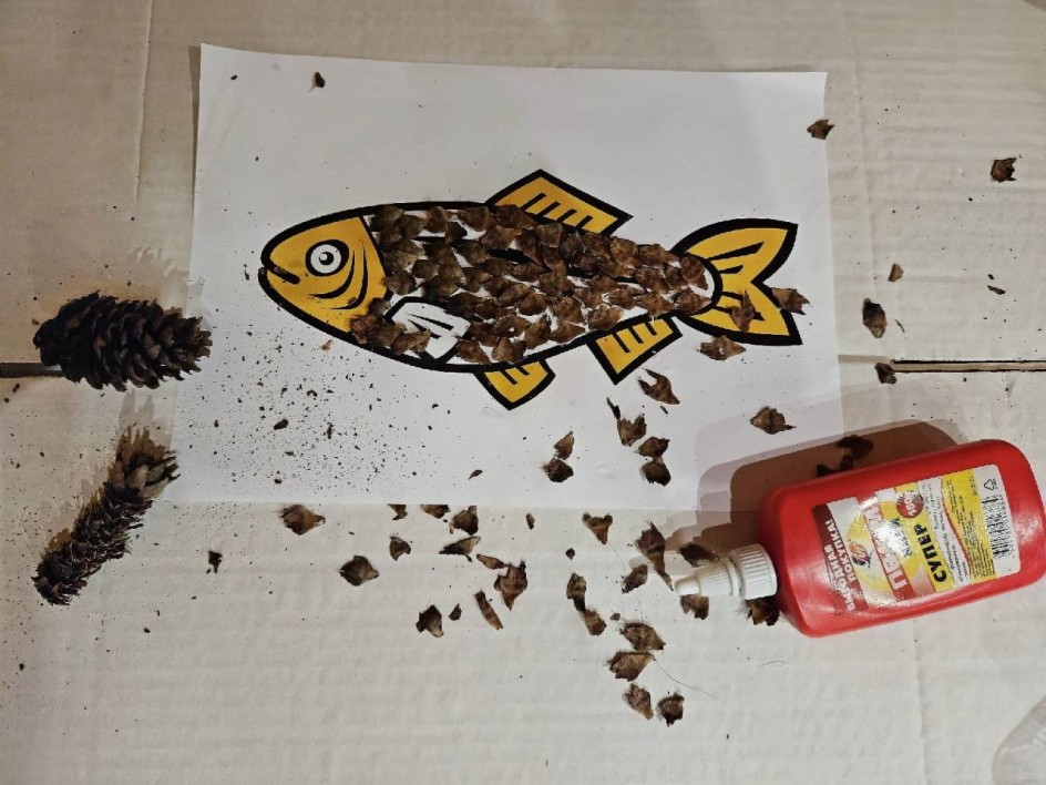 Рыбка из шишек