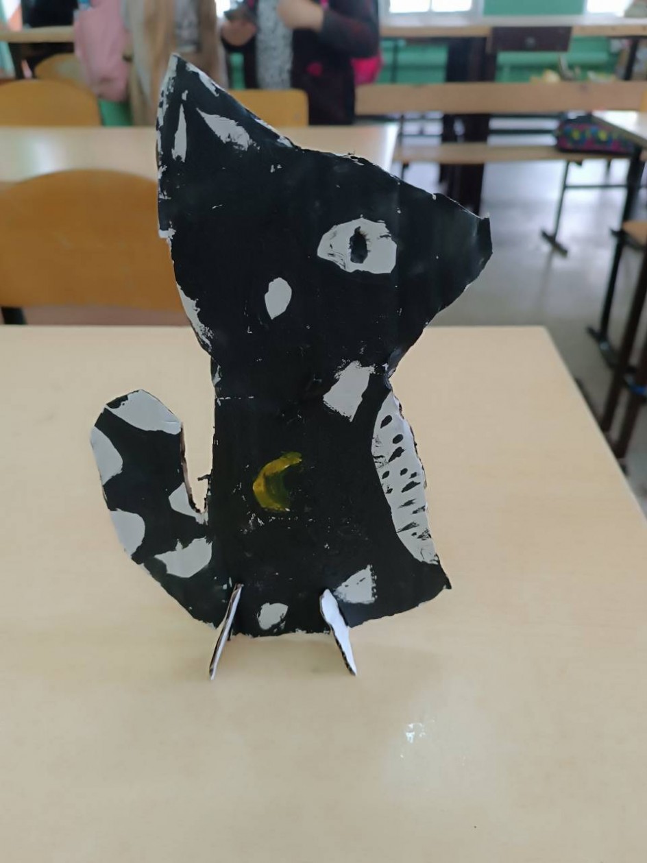 Картонная кошка