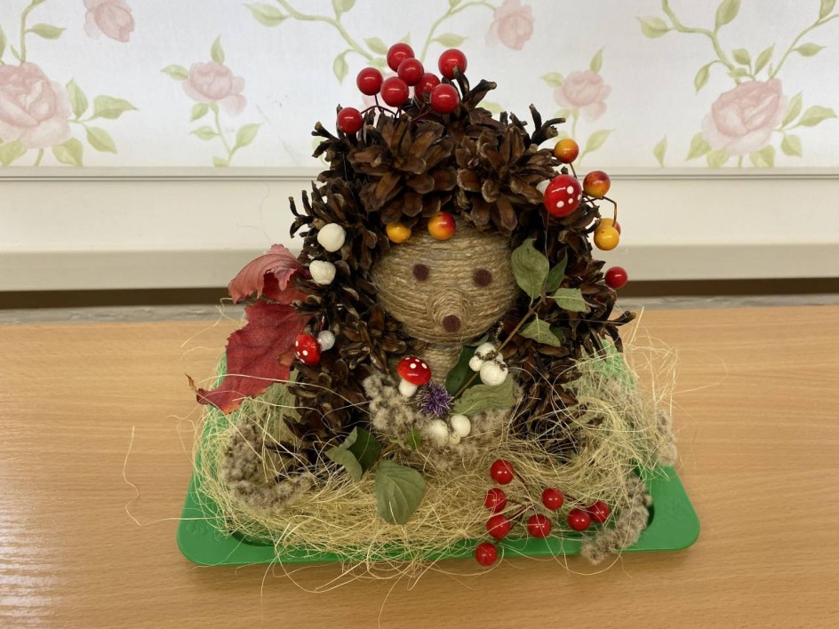 Еж из шишек