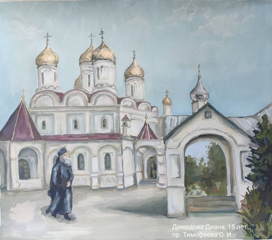 У храма