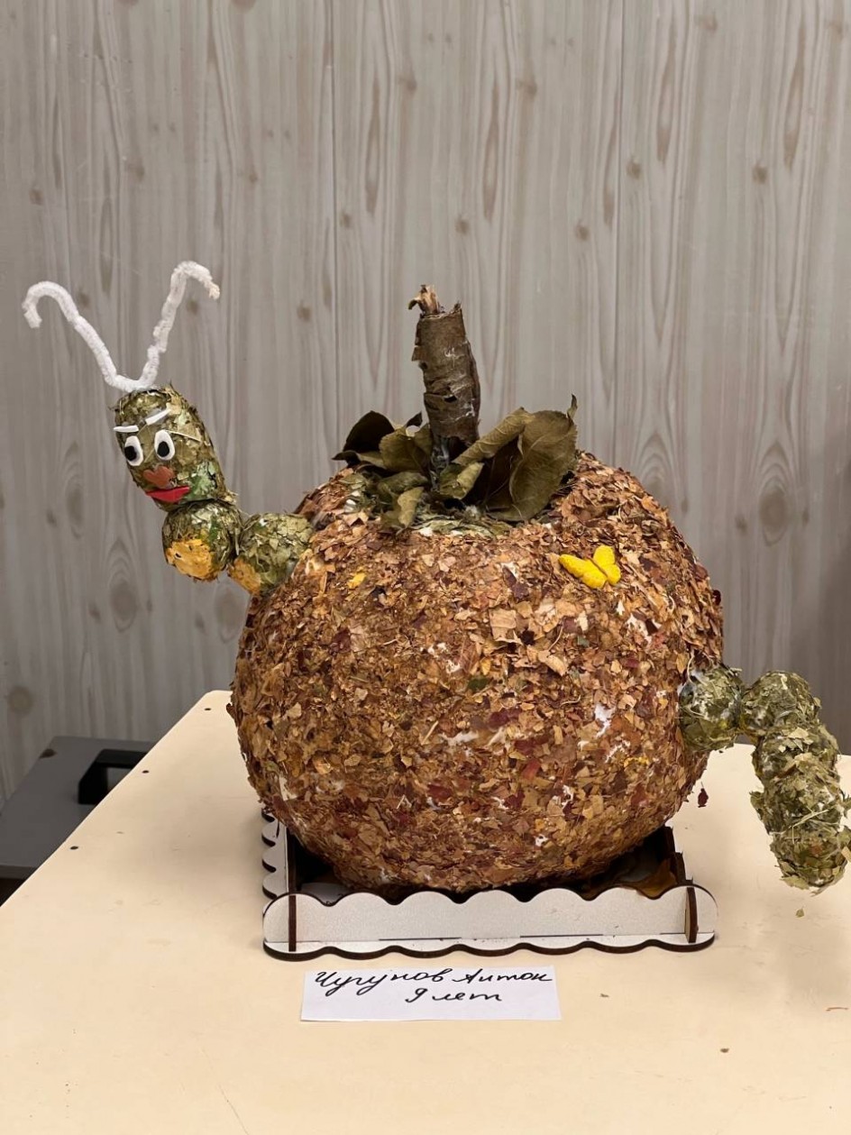 Гусеница в яблоке