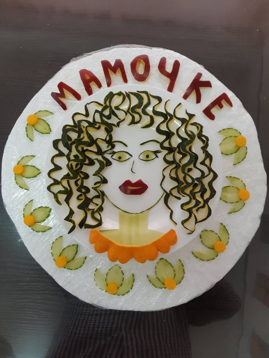 Фруктово-овощной портрет "Мамочке"