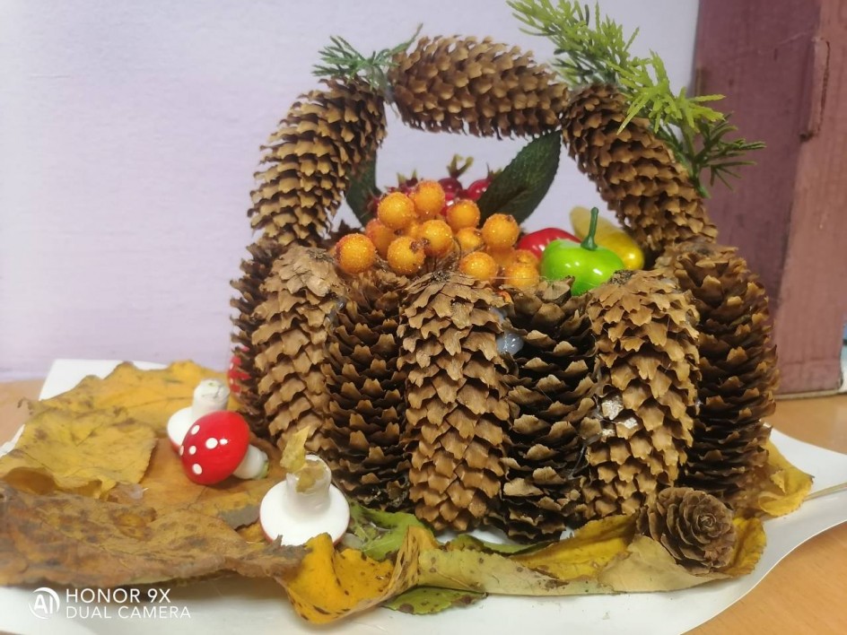 Корзина с осенними дарами