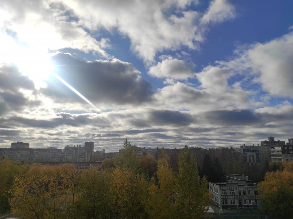 По дороге с осенними облаками