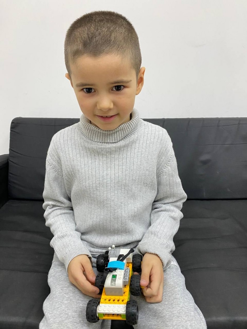 Шестиколесный автомобиль