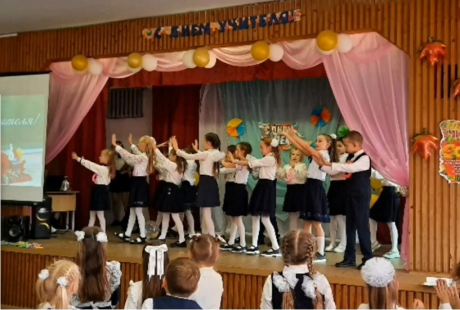 Танцевально-театральная постановка "Вы-классная у нас", посвященная Дню Учителя