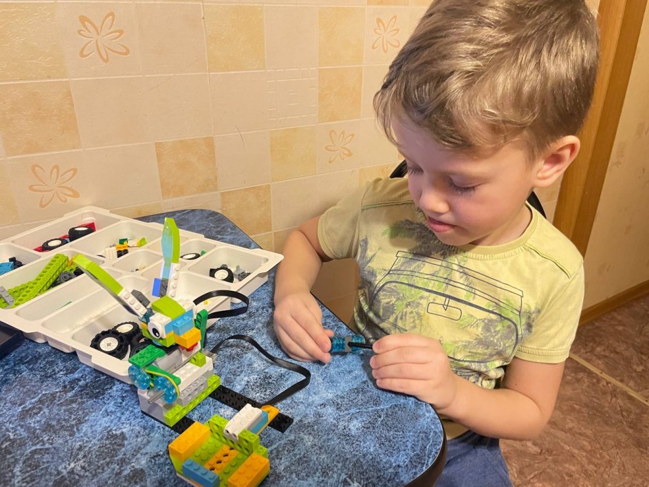" Храбрый заяц из Lego WEDO 2"
