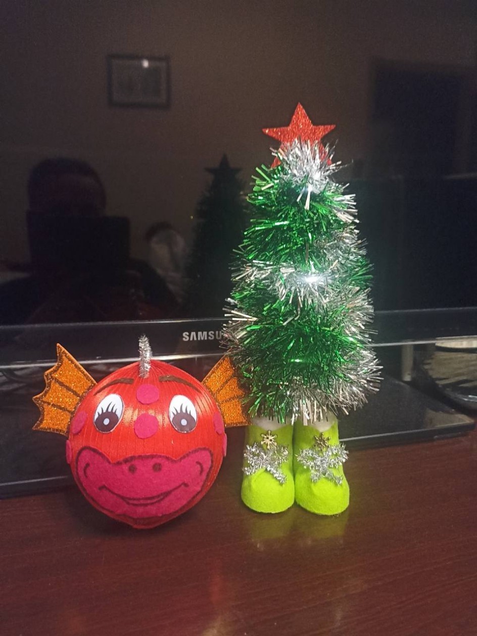 Дракоша у Новогодней ёлочки