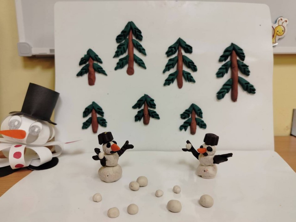 Снеговики играют в снежки