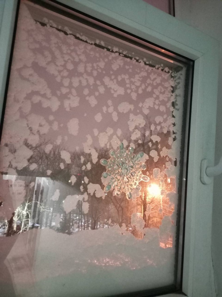 За  окном