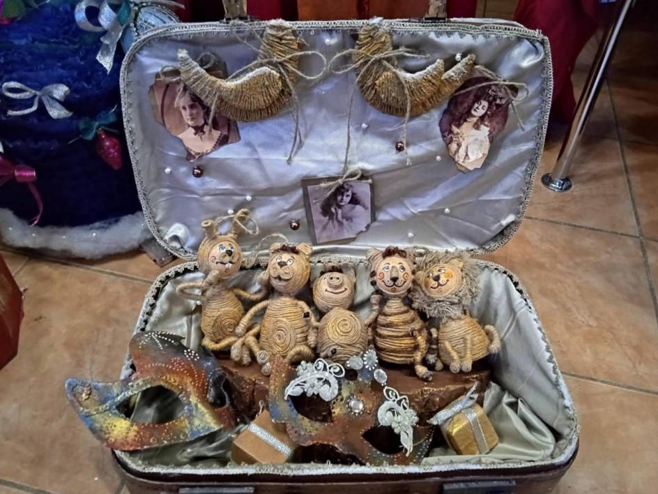 Праздничные игрушки