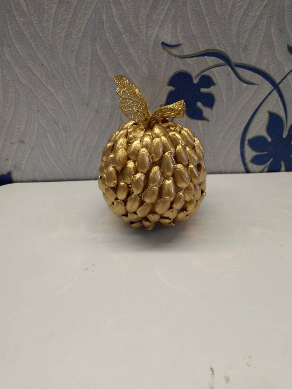 Золотое яблоко на елку