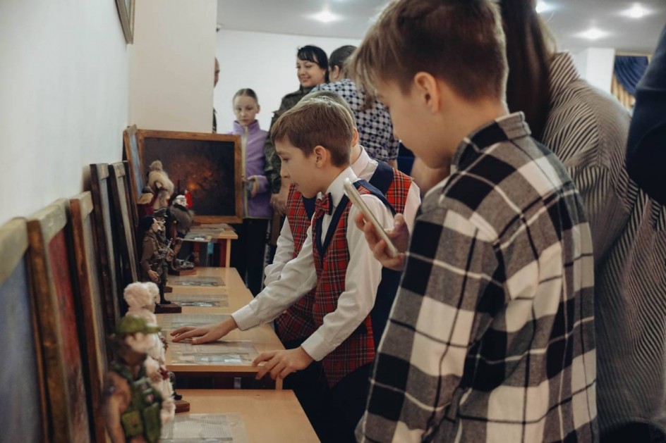 Художественно-патриотическая выставка кукол "Время Героев"