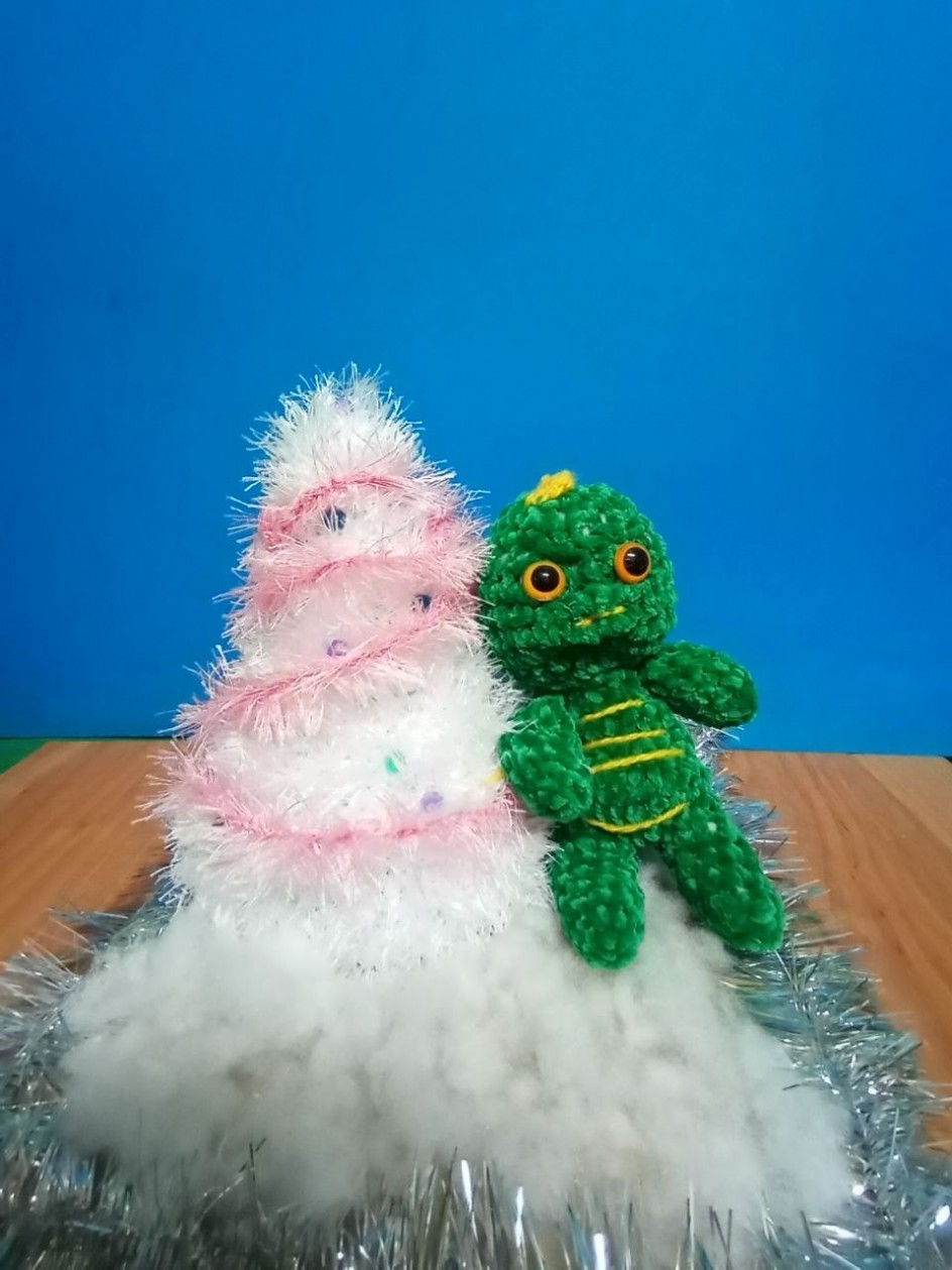 Дракончик под ёлочкой