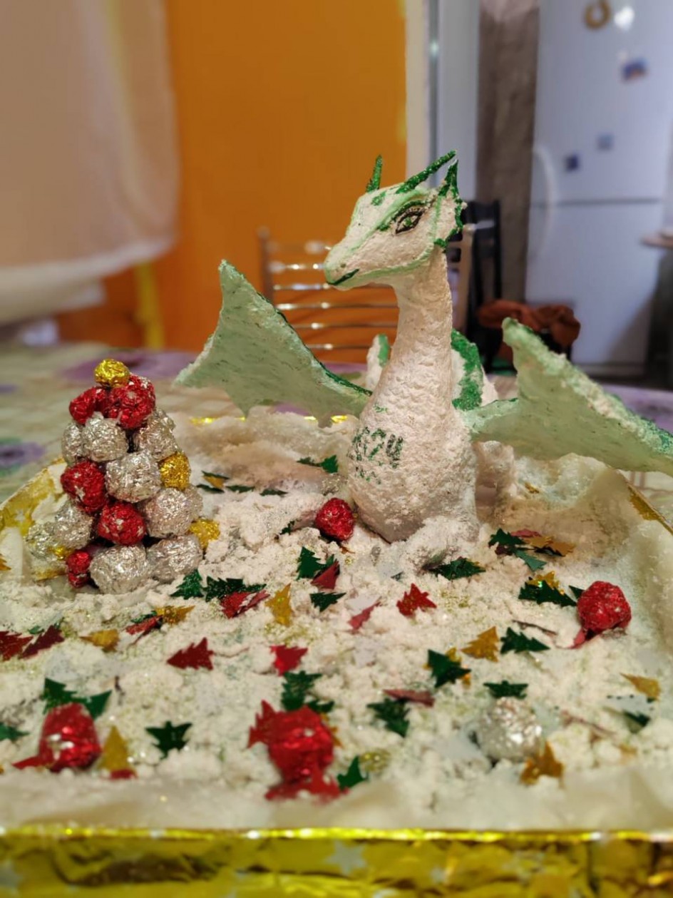 Дракоша у елки