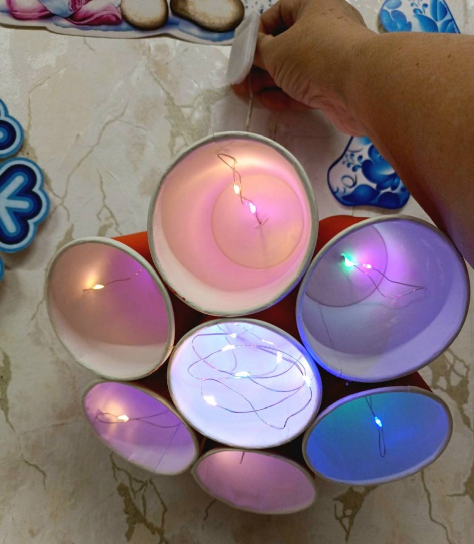 "Люстра из стаканчиков"