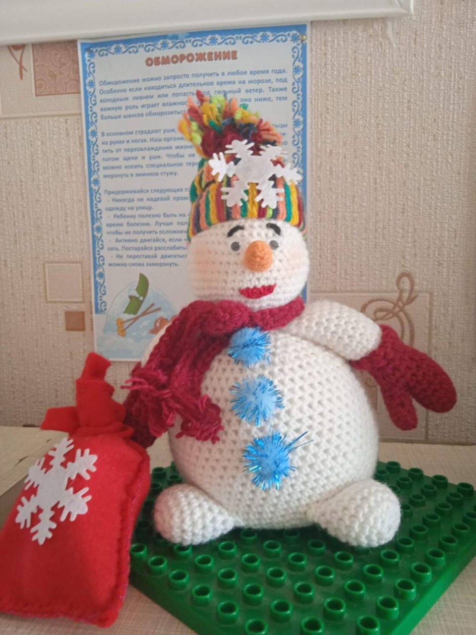 Снеговик с подарками