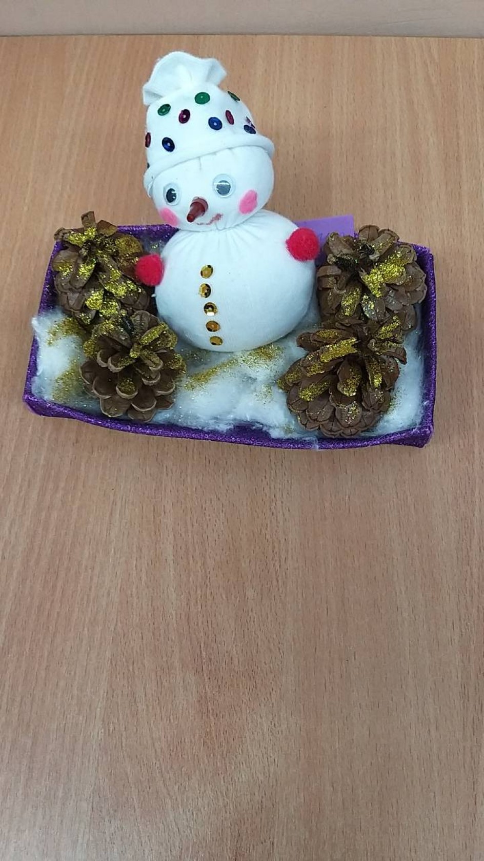 Снеговик с шишками.