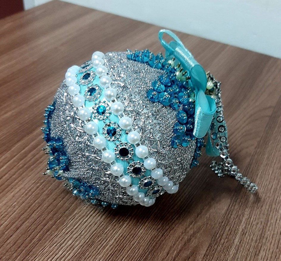Игрушка для зелёной красавицы