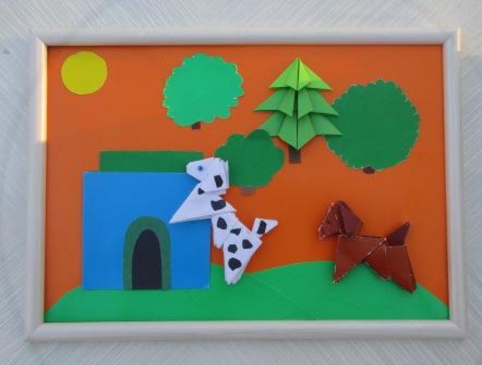 Щенки играют.