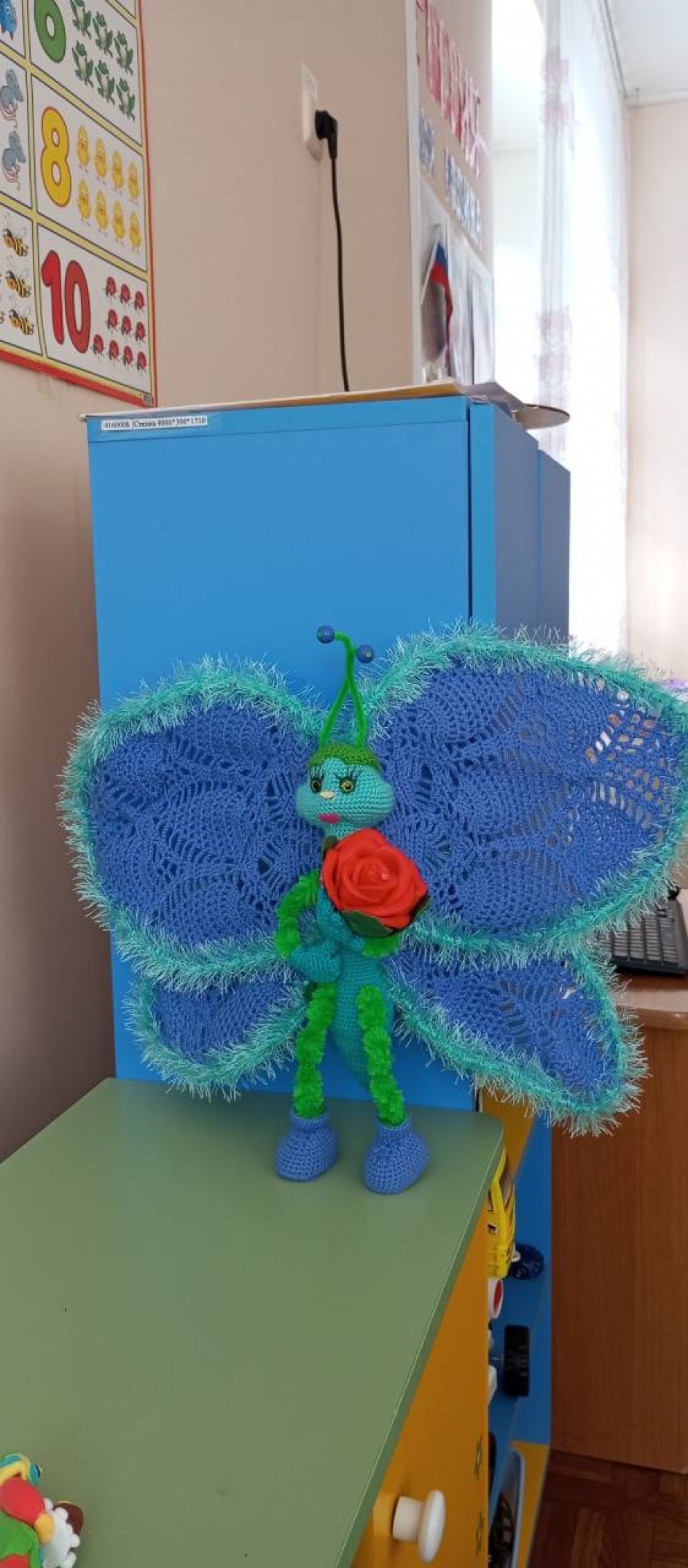 Бабочка с цветком